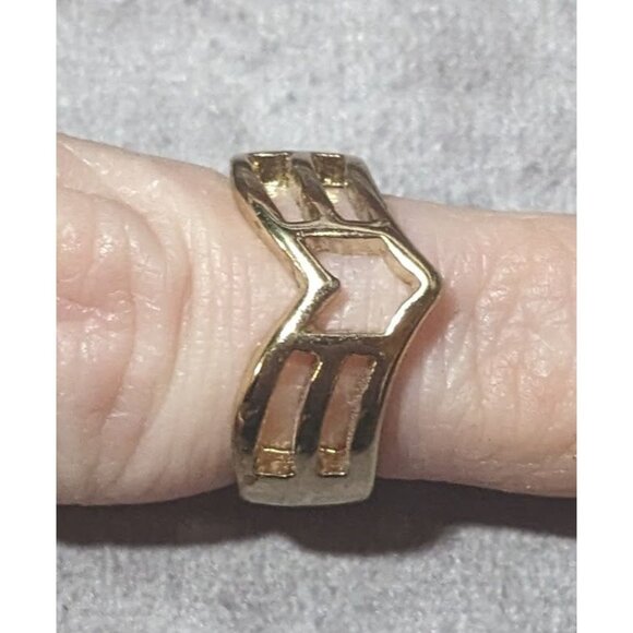 Gold Tone Slotted Chevron Fashion Ring Size 5 3/4 - Picture 5 of 12